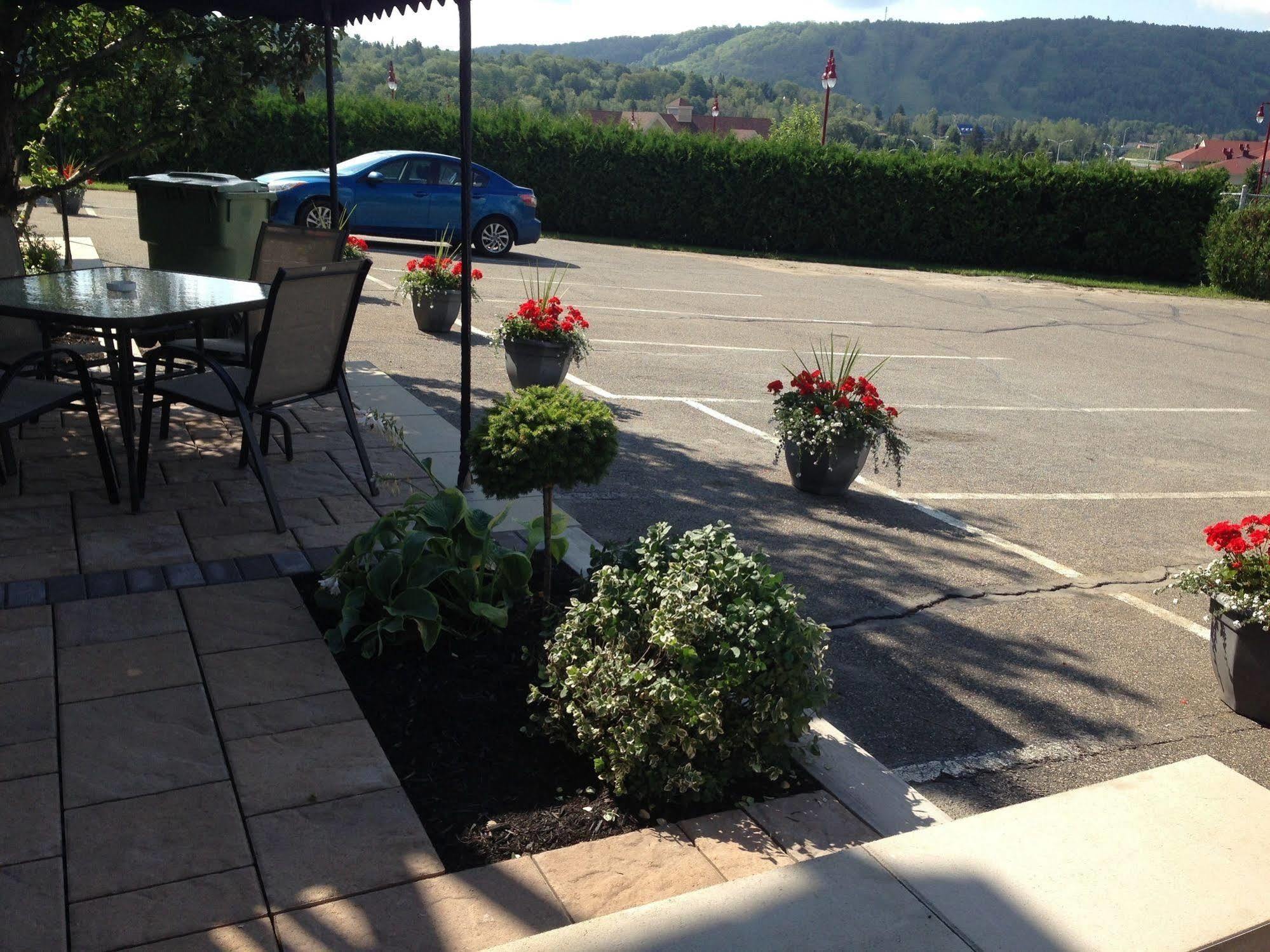 Motel Le Jolibourg Saint-Sauveur Exterior photo